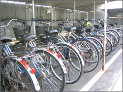 日産九州工場駐輪場には自転車がズラリと並びます。
