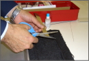 接合部分の錆、汚れを取り除き、接合部分の面積に合わせて箔をカット。